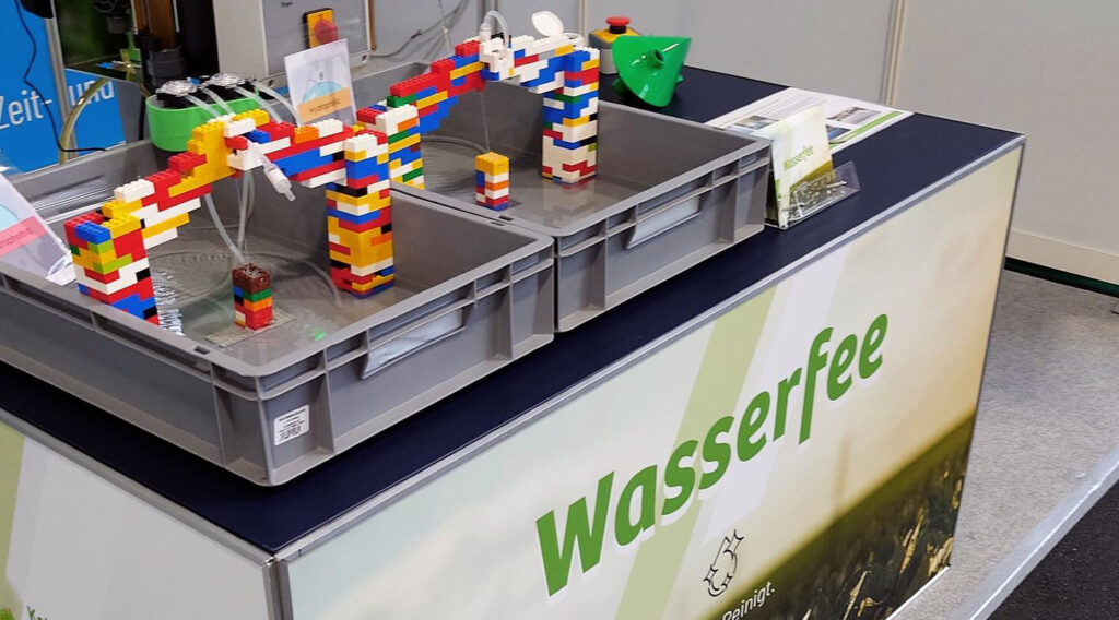 Bewässerungsanlage aus Lego zur Darstellung hydrophob vs. hydrophil - Produkt Wasserfee